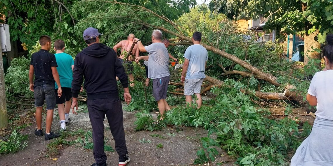 Беше страшно! За 10 минути бурята отнесе покриви, изкорени дървета, затрупа пътища