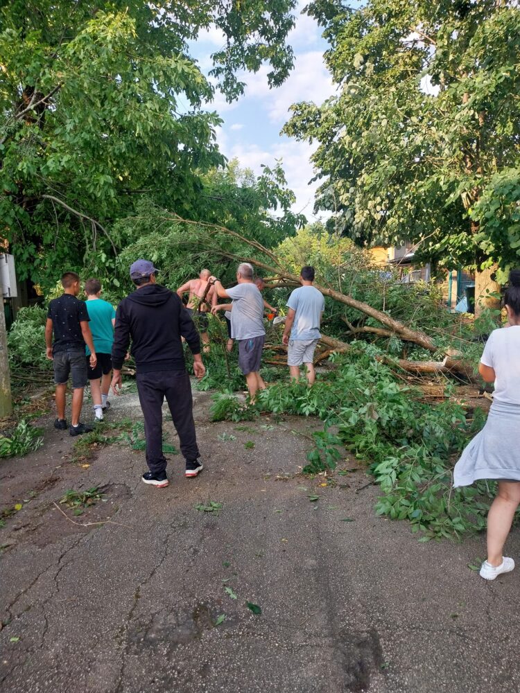Беше страшно! За 10 минути бурята отнесе покриви, изкорени дървета, затрупа пътища