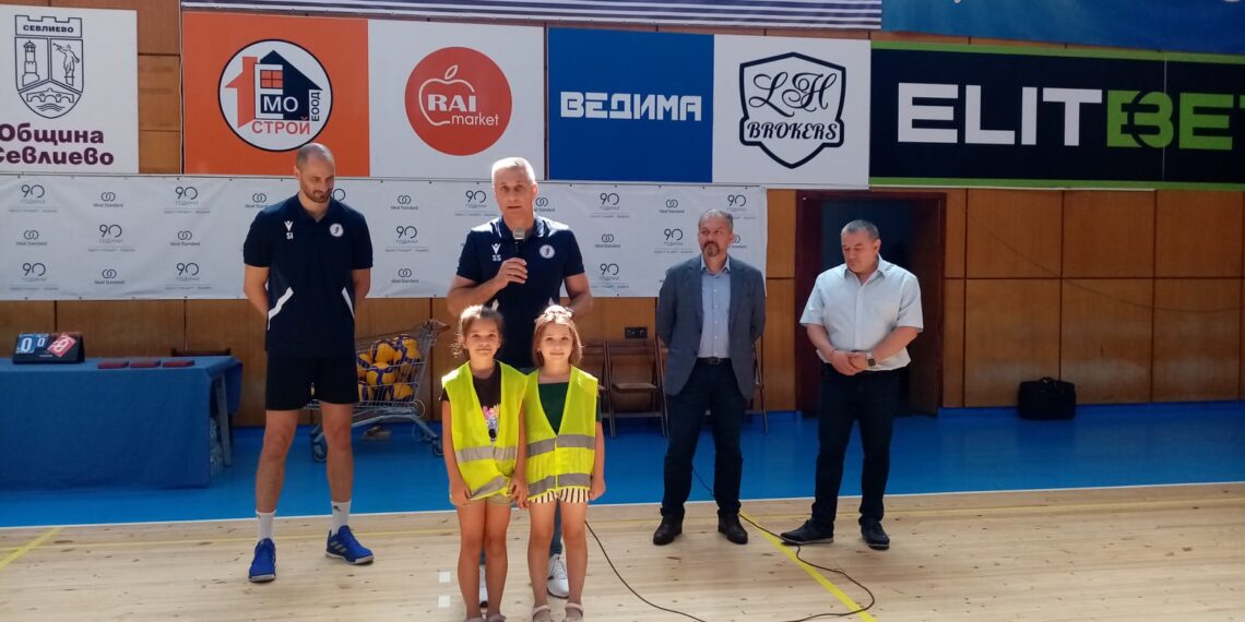 Срещата с легендите на волейбола Радостин Стойчев и Матей Казийски – истински спортен празник за децата на Севлиево