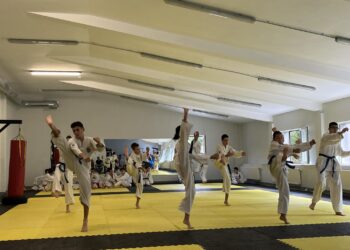 Мастър Ситнилски препита таекуондистите ни за по-висока степен