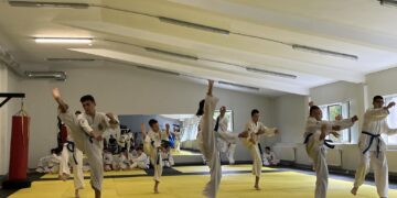 Мастър Ситнилски препита таекуондистите ни за по-висока степен