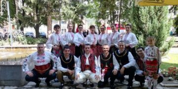 Танцьорите от Курса за народни хора “Развитие”  се изявиха в “На армане с тъпане”