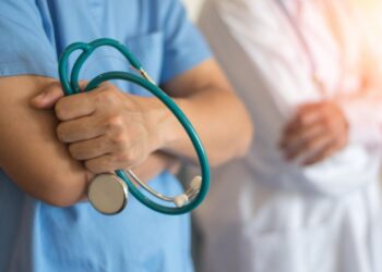 Дават стипендии на ромки, учещи за медицински сестри и акушерки