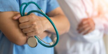 Дават стипендии на ромки, учещи за медицински сестри и акушерки