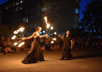 Изпращаме август, посрещаме септемвРи с фестивал на светлината