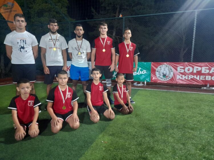 Шест медала в борбата от турнир в памет на Крушата