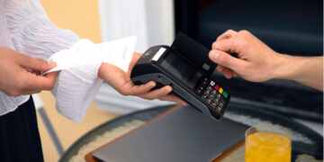 Заведенията с две и повече звезди са длъжни да осигуряват безкасово плащане