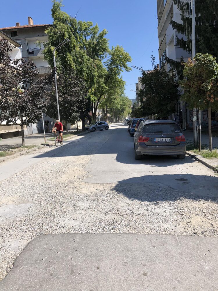 Продължава възстановяването на уличната настилка след подмяна на водопроводите