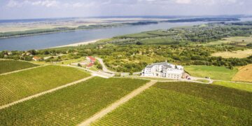 Именитата винарска изба БУРГОЗОНЕ, посланик на елегантни и качествени вина по света, отвори фирмен магазин в центъра на град Севлиево!