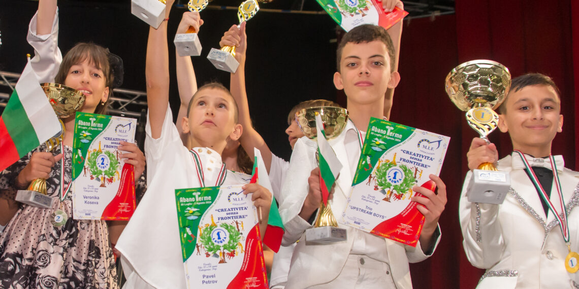 Певците от ВФ “Upstream Voices” се завърнаха с много награди от международен фестивал в Италия