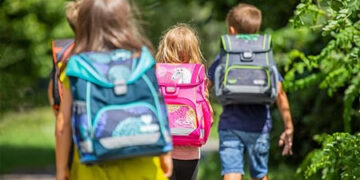 Намалената цена на ученически раници е неизвестно в математическо уравнение