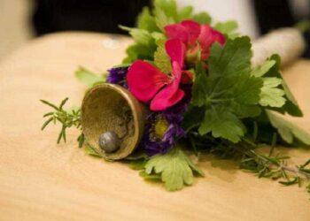 Верният отговор е в думите на Петко Рачов Славейков: “Учителите държат бъдещето на народа в ръцете си”