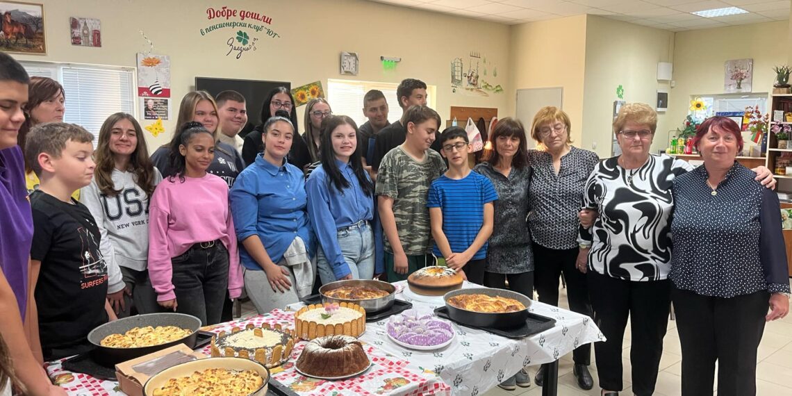Ученици от ПГМЕТ на есенна седянка в пенсионерски клуб “Юг”