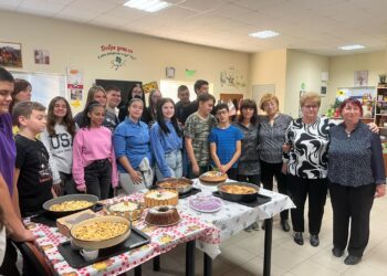 Ученици от ПГМЕТ на есенна седянка в пенсионерски клуб “Юг”