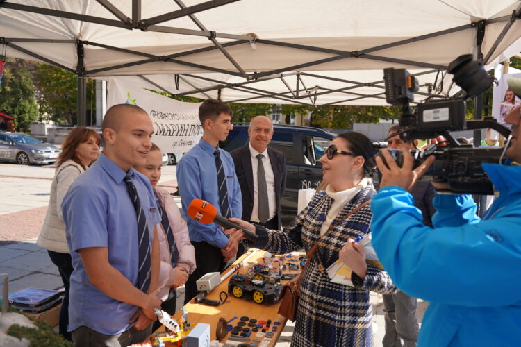 Представяне на ПГМЕТ “Ген.Иван Бъчваров” в изложението на професиите в гр.Габрово