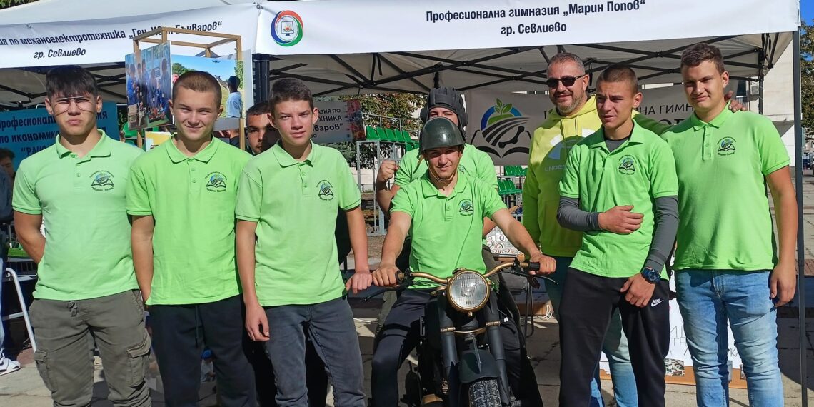 Учениците от ПГ „Марин Попов“ възстановиха класически мотор от 1936 г.