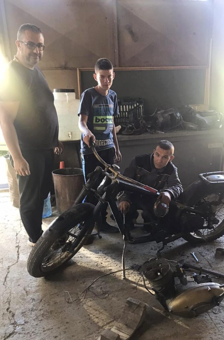 Учениците от ПГ „Марин Попов“ възстановиха класически мотор от 1936 г.