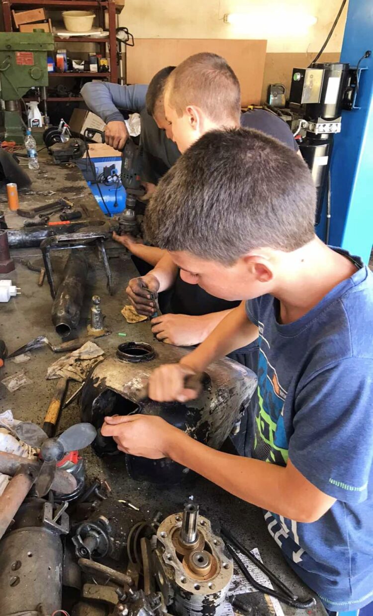 Учениците от ПГ „Марин Попов“ възстановиха класически мотор от 1936 г.