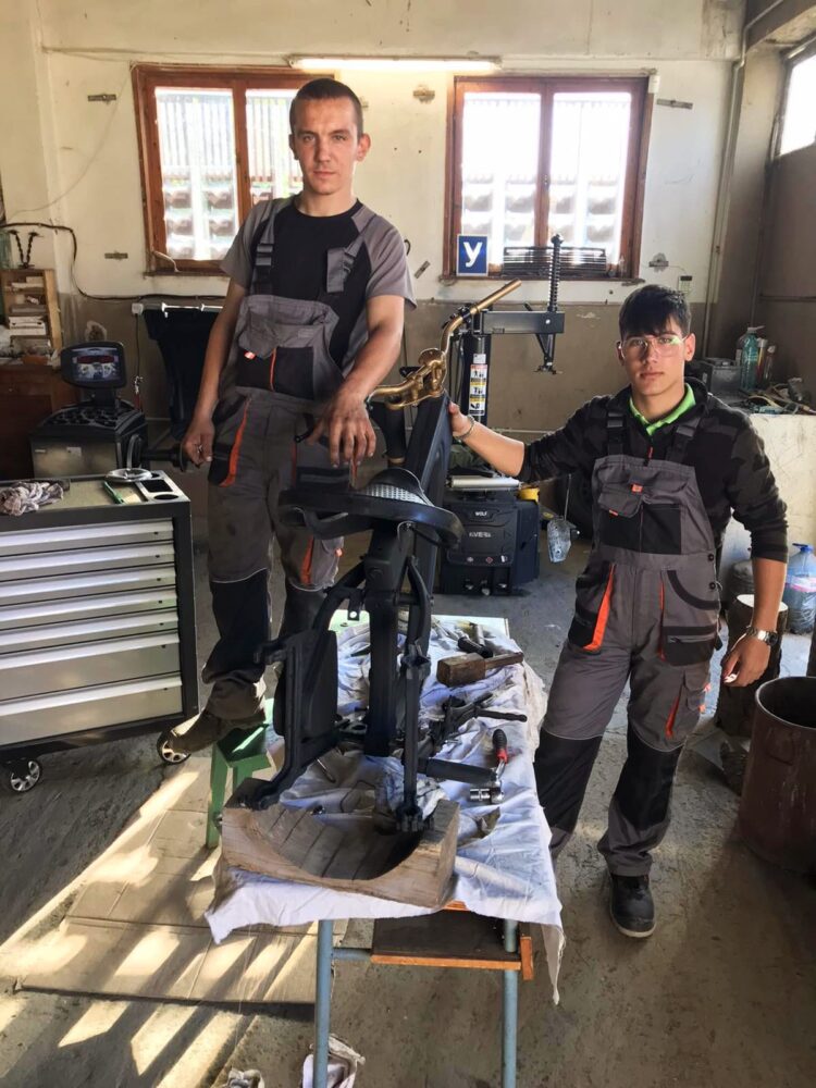 Учениците от ПГ „Марин Попов“ възстановиха класически мотор от 1936 г.