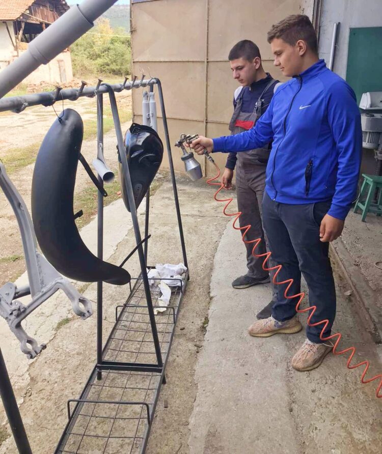 Учениците от ПГ „Марин Попов“ възстановиха класически мотор от 1936 г.