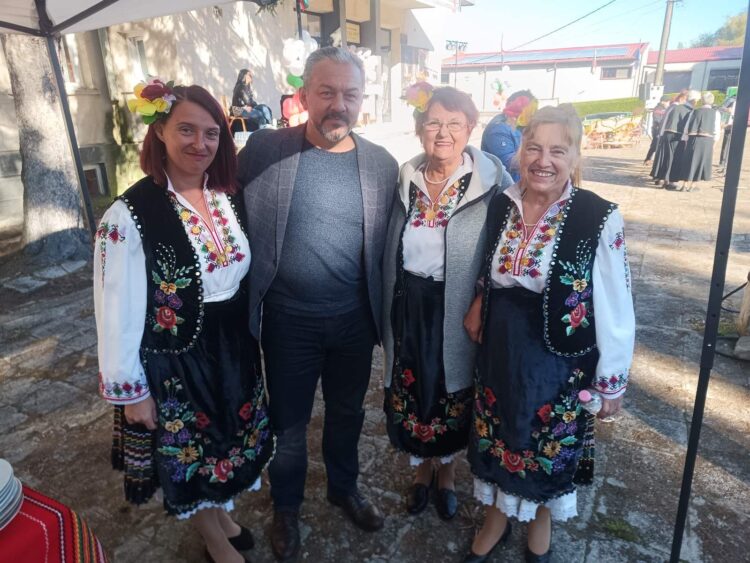 Близо 1000 души се веселиха на сбора в с.Буря