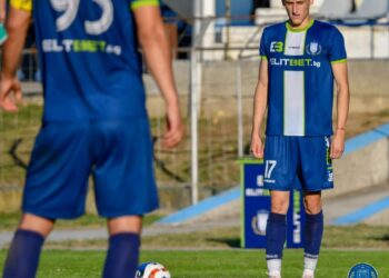 Без голове във футболното дерби