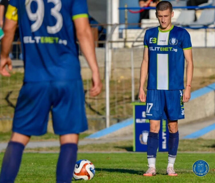 Без голове във футболното дерби