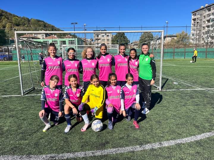 И малките футболистки не допуснаха загуба