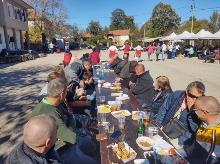 След 40 години тишина, хоро се изви на мегдана в Търхово