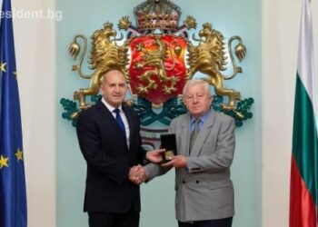 Ген. Михо Михов получи Почетен знак на президента