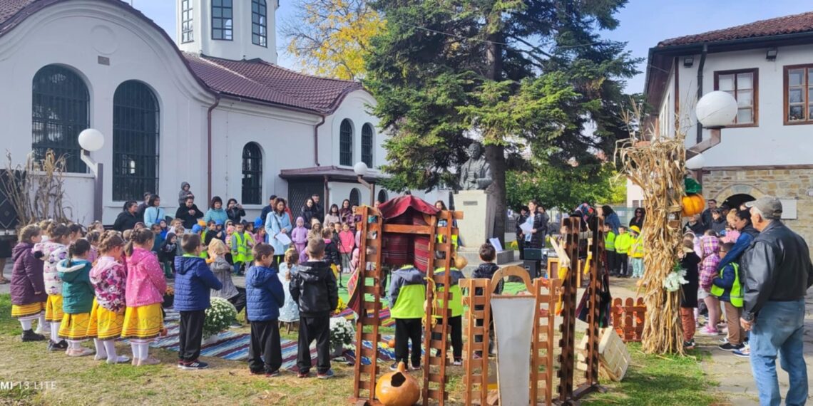 Деца от ДГ “Радост” представиха празничната обредност на Димитровден