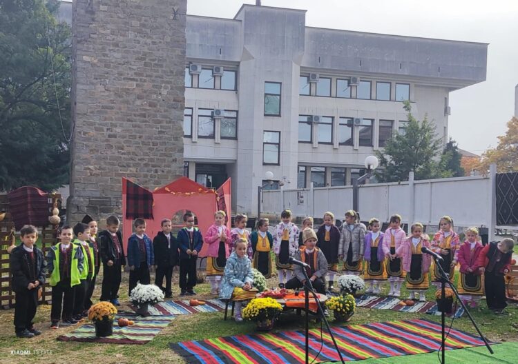 Деца от ДГ “Радост” представиха празничната обредност на Димитровден