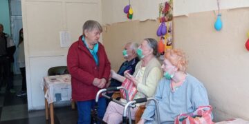 Членове на ПК “Васил Левски” изненадаха свои връстници от Дома за стари хора в Стоките