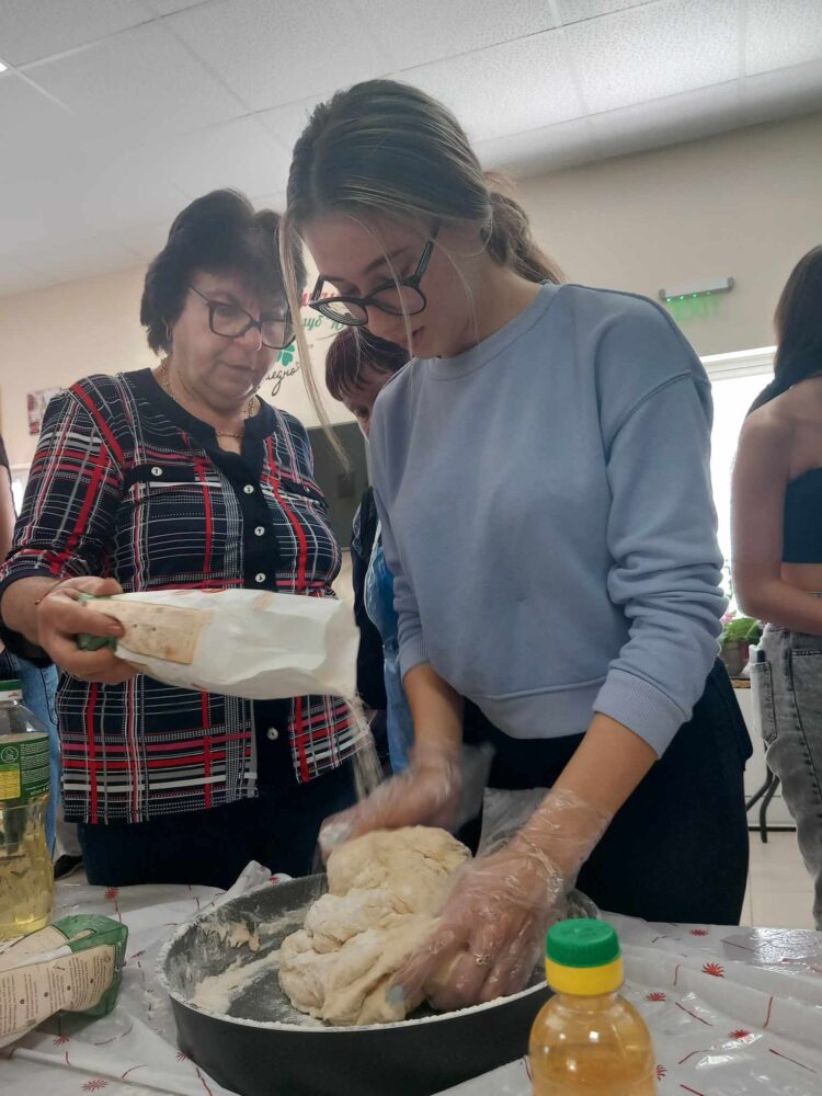 Ученици от ПГМЕТ на есенна седянка в пенсионерски клуб “Юг”