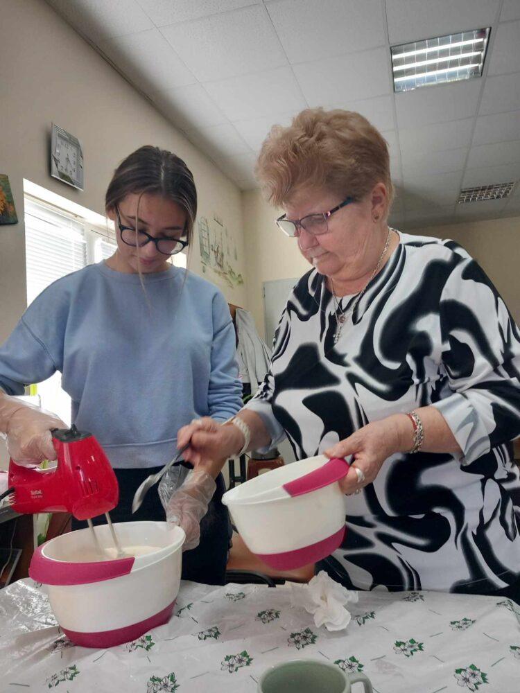 Ученици от ПГМЕТ на есенна седянка в пенсионерски клуб “Юг”