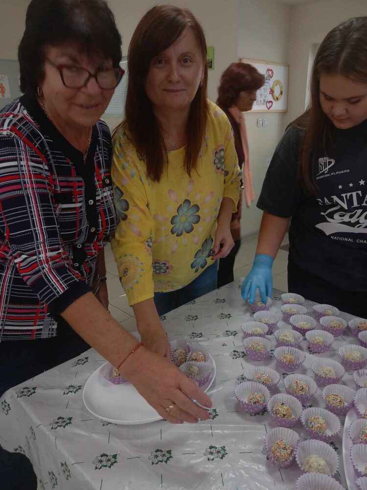 Ученици от ПГМЕТ на есенна седянка в пенсионерски клуб “Юг”