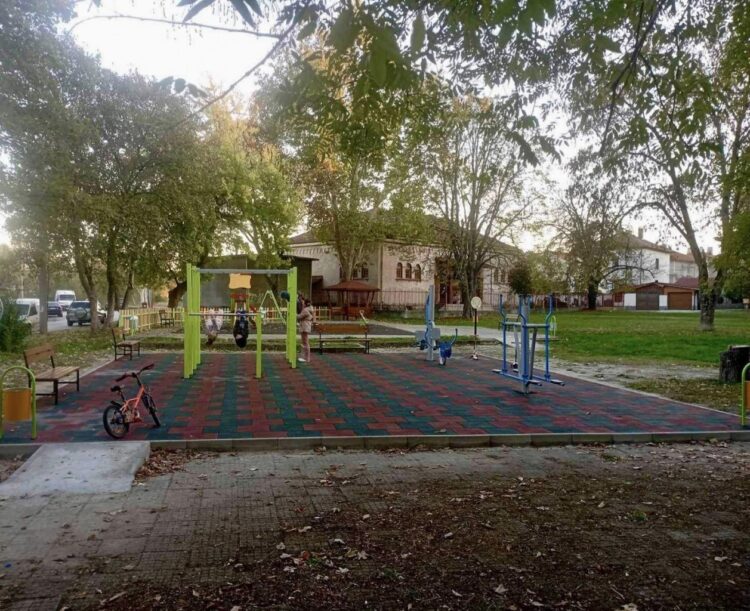 Детските площадки в парка на Старата баня и в с. Батошево вече радват малчуганите