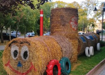 Впечатляваща украса на площад “Свобода” за празниците на Севлиево! Кой е авторът?