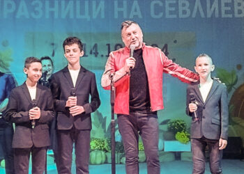 Александър, Павел и Андрей от ВФ ,,Upstream Voices” пяха ,,Заедно” с Любо Киров на празника  на тиквата в Севлиево