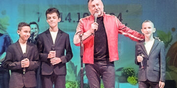 Александър, Павел и Андрей от ВФ ,,Upstream Voices” пяха ,,Заедно” с Любо Киров на празника  на тиквата в Севлиево