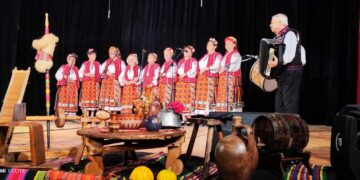 С музика и смях ФФ “Веселина” и приятели поздравиха възрастните хора