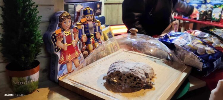 Коледа наближава, грейнаха празничните светлини