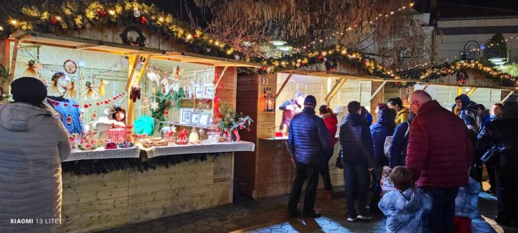 Коледа наближава, грейнаха празничните светлини