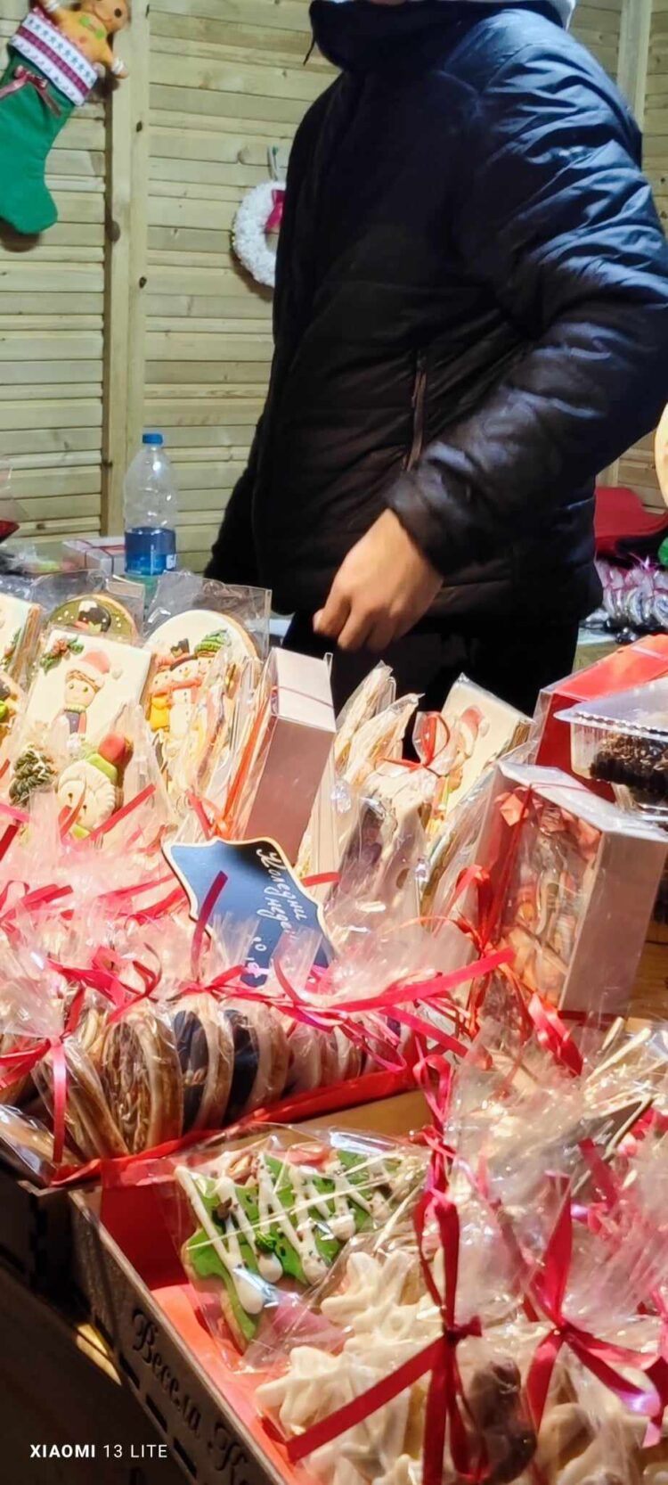 Коледа наближава, грейнаха празничните светлини