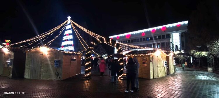 Коледа наближава, грейнаха празничните светлини