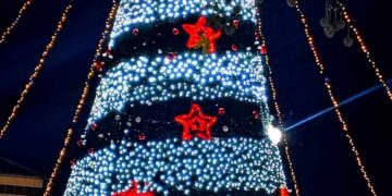 Коледа наближава, грейнаха празничните светлини