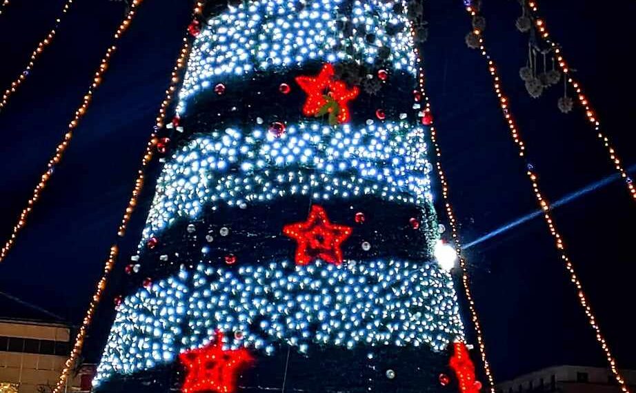 Коледа наближава, грейнаха празничните светлини