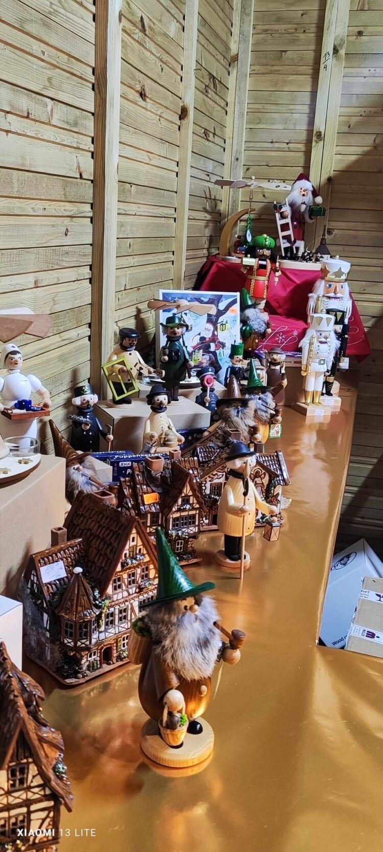 Коледа наближава, грейнаха празничните светлини