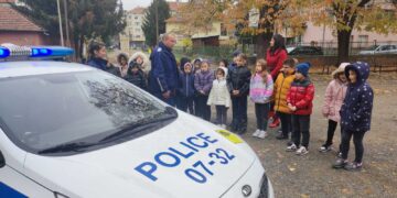 Второкласници от СУ „Васил Левски“ се запознаха с полицейската професия