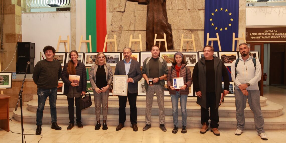 Творбите на 18 български автори намериха място в изложбата на фотосалон “Дивото”